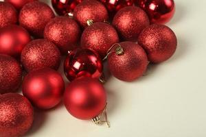 carte de voeux joyeux noël et joyeuses fêtes, cadre, bannière. nouvel An. branches de pin sur blanc. photo