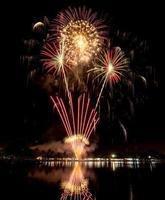 incroyable beau feu d'artifice sur fond noir pour l'anniversaire de célébration joyeux réveillon de noël et bonne année photo