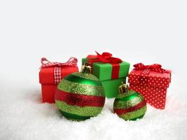 décorations du nouvel an. ballon de noël et coffrets cadeaux sur fond neigeux photo
