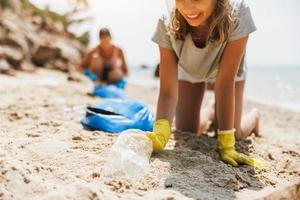 adolescent bénévole nettoie la plage photo