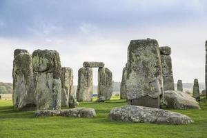 monument préhistorique de stonehenge situé dans le wiltshire, en Angleterre. photo