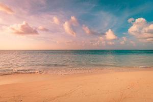 belle plage au lever du soleil. vagues de rivage dramatiques exotiques sur le sable, la surface de la mer. ciel de coucher de soleil de rêve méditerranéen tropical en gros plan. nuages colorés d'été paisibles et tranquilles. méditation à énergie positive photo