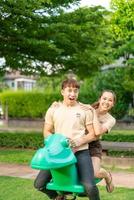 couple asiatique aime sourire et s'asseoir sur un cheval rocheux photo