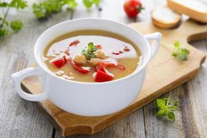 soupe végétarienne chaude de pois chiches et lentilles photo