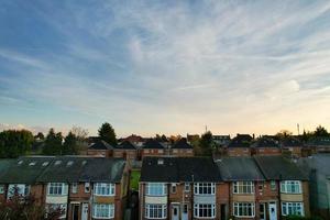 vue aérienne des maisons et des maisons résidentielles britanniques pendant le coucher du soleil photo