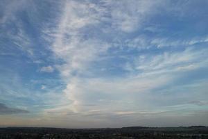 les plus beaux nuages se déplaçant sur la ville britannique d'angleterre photo