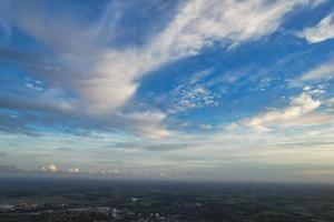 meilleure vue en grand angle des nuages dramatiques sur le ciel photo