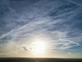 les plus beaux nuages se déplaçant sur la ville britannique d'angleterre photo