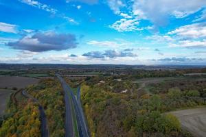 autoroutes britanniques, routes et autoroutes traversant la campagne anglaise. vue aérienne avec la caméra du drone photo