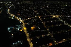 belle vue aérienne de la ville britannique et des routes la nuit. images en plongée d'un drone d'une ville britannique illuminée photo