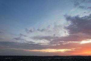 les plus beaux nuages se déplaçant sur la ville britannique d'angleterre photo