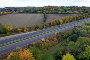 autoroutes britanniques, routes et autoroutes traversant la campagne anglaise. vue aérienne avec la caméra du drone photo