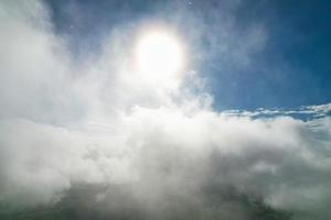 déplacer des nuages dramatiques sur la ville britannique d'angleterre grande-bretagne du royaume-uni. images à angle élevé photo