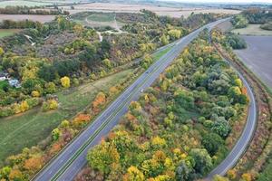 autoroutes britanniques, routes et autoroutes traversant la campagne anglaise. vue aérienne avec la caméra du drone photo