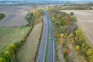 autoroutes britanniques, routes et autoroutes traversant la campagne anglaise. vue aérienne avec la caméra du drone photo