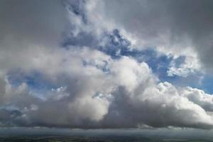 meilleure vue en grand angle des nuages dramatiques sur le ciel photo