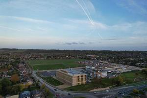 meilleure vue aérienne de la ville de luton en angleterre après le coucher du soleil photo