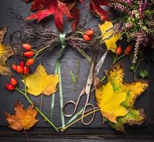 guirlande d'automne avec des feuilles colorées, des branches et des ciseaux