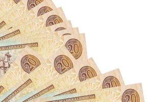 20 billets de peso dominicain se trouvent isolés sur fond blanc avec espace de copie empilés dans un ventilateur en gros plan photo