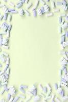 guimauve colorée disposée sur fond de papier citron vert. cadre texturé créatif pastel photo