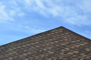 le toit recouvert d'un revêtement imperméable bitumineux plat moderne sous un ciel bleu photo