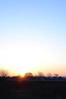 l'aube dans le village. lever de soleil dans le paysage de banlieue photo