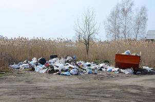 la poubelle est remplie d'ordures et de déchets. enlèvement intempestif des ordures dans les zones peuplées photo