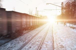 paysage d'hiver du soir avec la gare photo