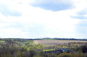 panorama du paysage rural au début de l'été photo