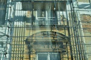 l'ancien bâtiment est en reconstruction. échafaudages installés et protégés par un treillis solide photo