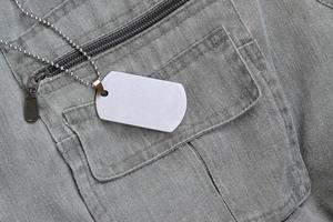 Perles militaires argentées avec étiquette de chien sur gilet gris foncé avec poches photo