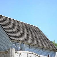 les toits blancs frissonnants apportent des économies fraîches dans le grenier résidentiel photo