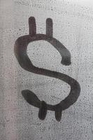 le symbole du dollar sur le verre embué de sueur. image de fond abstraite. concept d'argent américain photo