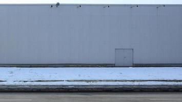 texture d'un haut mur métallique d'un bâtiment industriel sans fenêtres photo