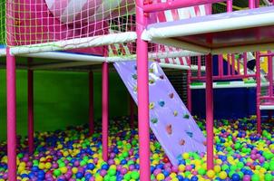 Beaucoup de balles en plastique colorées dans une piscine à balles pour enfants sur une aire de jeux photo