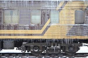 voiture gelée du train de voyageurs photo