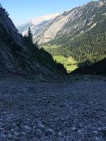 chemin rocheux dans les alpes entre l'allemagne et l'autriche photo