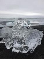 blocs de glace glaciaire échoués sur la plage du diamant, islande photo