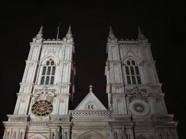 Église abbatiale de Westminster la nuit à Londres photo