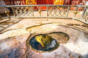 Reflet de la pagode shwezigon dans le petit trou d'eau, l'une des attractions de la pagode, bagan, région de mandalay, myanmar photo