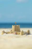 château de sable sur la plage photo