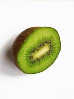 la moitié du kiwi frais mûr sur fond blanc photo