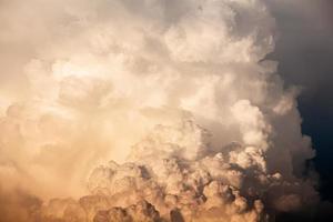 un nuage orange a formé un nuage de pluie un soir photo