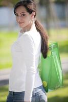 jeune femme avec des sacs réutilisables