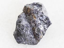 pierre de galène brute avec veine de chalcopyrite sur blanc photo