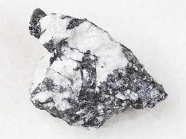 Veine de bismuthinite en pierre de quartz brute sur blanc photo