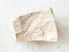 pierre calcaire chimique brute sur blanc photo