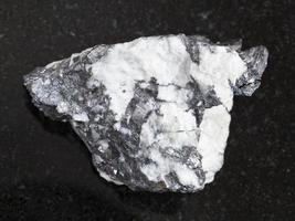 Veine de bismuthinite dans la pierre de quartz brute sur dark photo