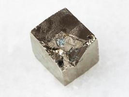 cristal de pyrite brut sur marbre blanc photo