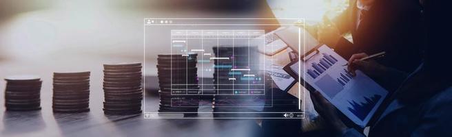 analyste travaillant avec un ordinateur dans un système d'analyse d'entreprise et de gestion de données pour créer un rapport avec des kpi et des métriques connectés à la base de données. stratégie d'entreprise pour les finances, les opérations, les ventes, le marketing photo